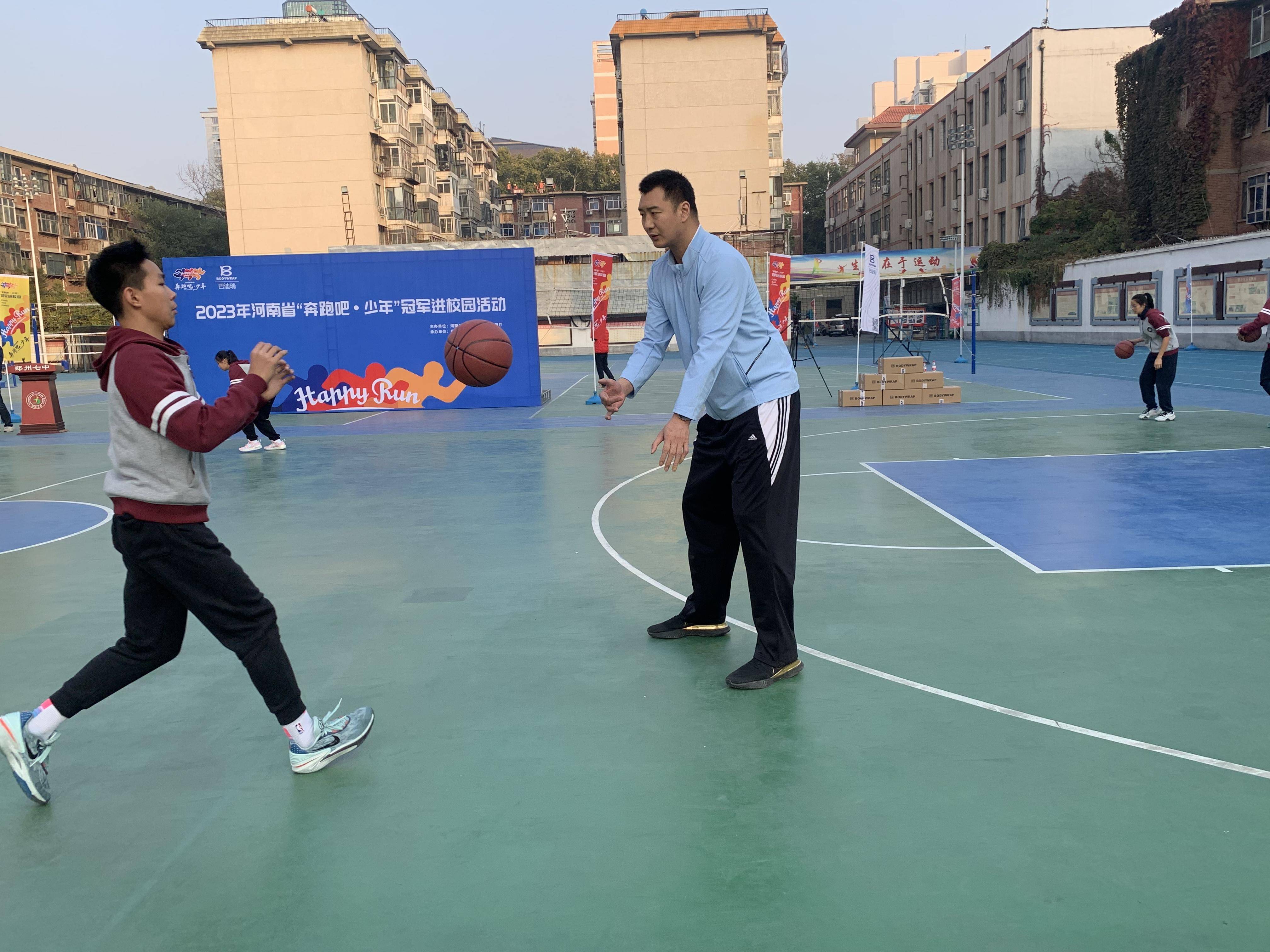 开云体育官网-大学生篮球明星引领风采，为校园体育增添新动力与活力